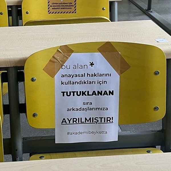 #akademiboykotta etiketiyle düzenlenen protestoda bir sandalyeye bırakılan not dikkatleri üzerine çekti.
