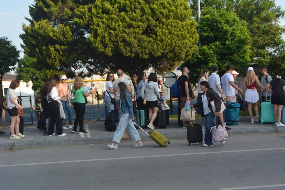 AA-20250606-38202150-38202142-KURBAN_BAYRAMI_TATILINDE_AYVALIKTAN_MIDILLI_ADASINA_GECISLERDE_YOGUNLUK_YASANIYOR