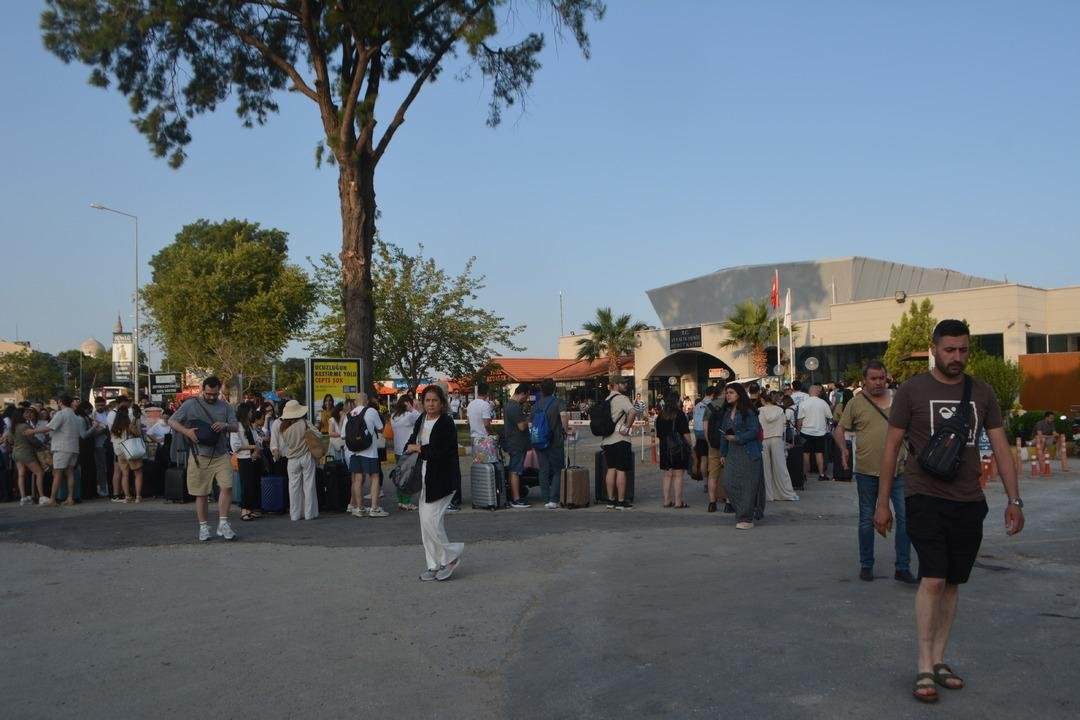 AA-20250606-38202150-38202141-KURBAN_BAYRAMI_TATILINDE_AYVALIKTAN_MIDILLI_ADASINA_GECISLERDE_YOGUNLUK_YASANIYOR