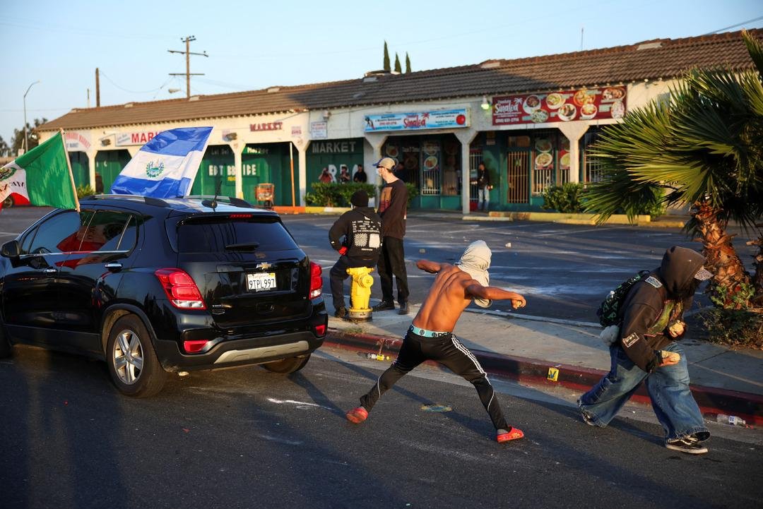 2025-06-08T024215Z_732218105_RC22YEAISR2L_RTRMADP_3_USA-MIGRATION-PROTEST-LOS-ANGELES