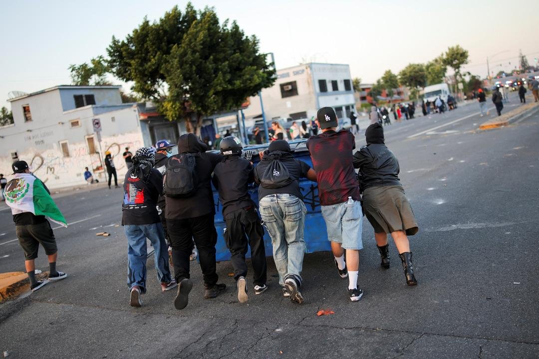 2025-06-08T032703Z_72029761_RC22YEAY9LQ8_RTRMADP_3_USA-MIGRATION-PROTEST-LOS-ANGELES