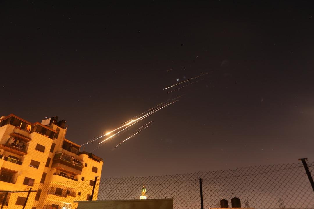 AA-20250616-38290970-38290966-IRAN_ISRAILE_YENIDEN_BALISTIK_FUZE_SALDIRILARINA_BASLADI