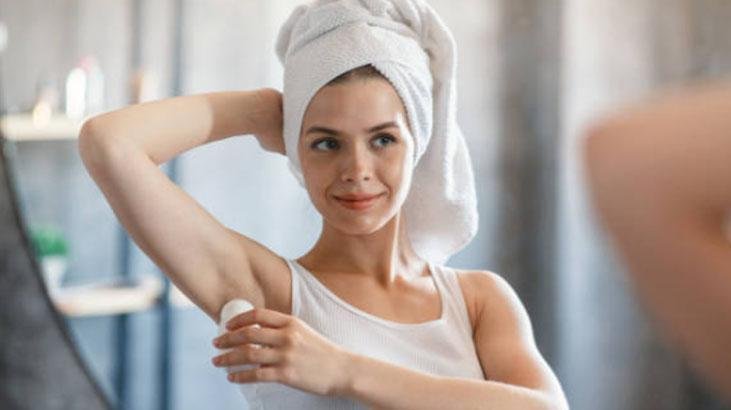 Deodorantı böyle sıkan 72 saat kokmuyor En ideal zamanı buymuş, gün boyu rahatlık