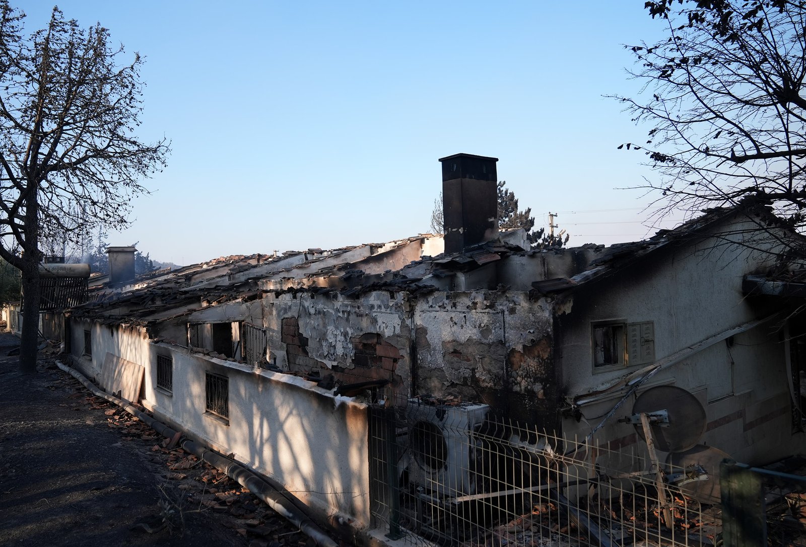 aa-20250630-38424201-38424194-izmir-seferihisardaki-orman-yangininda-345-hanenin-bulundugu-sitedeki-bazi-evler-zarar-gordu-min.jpg