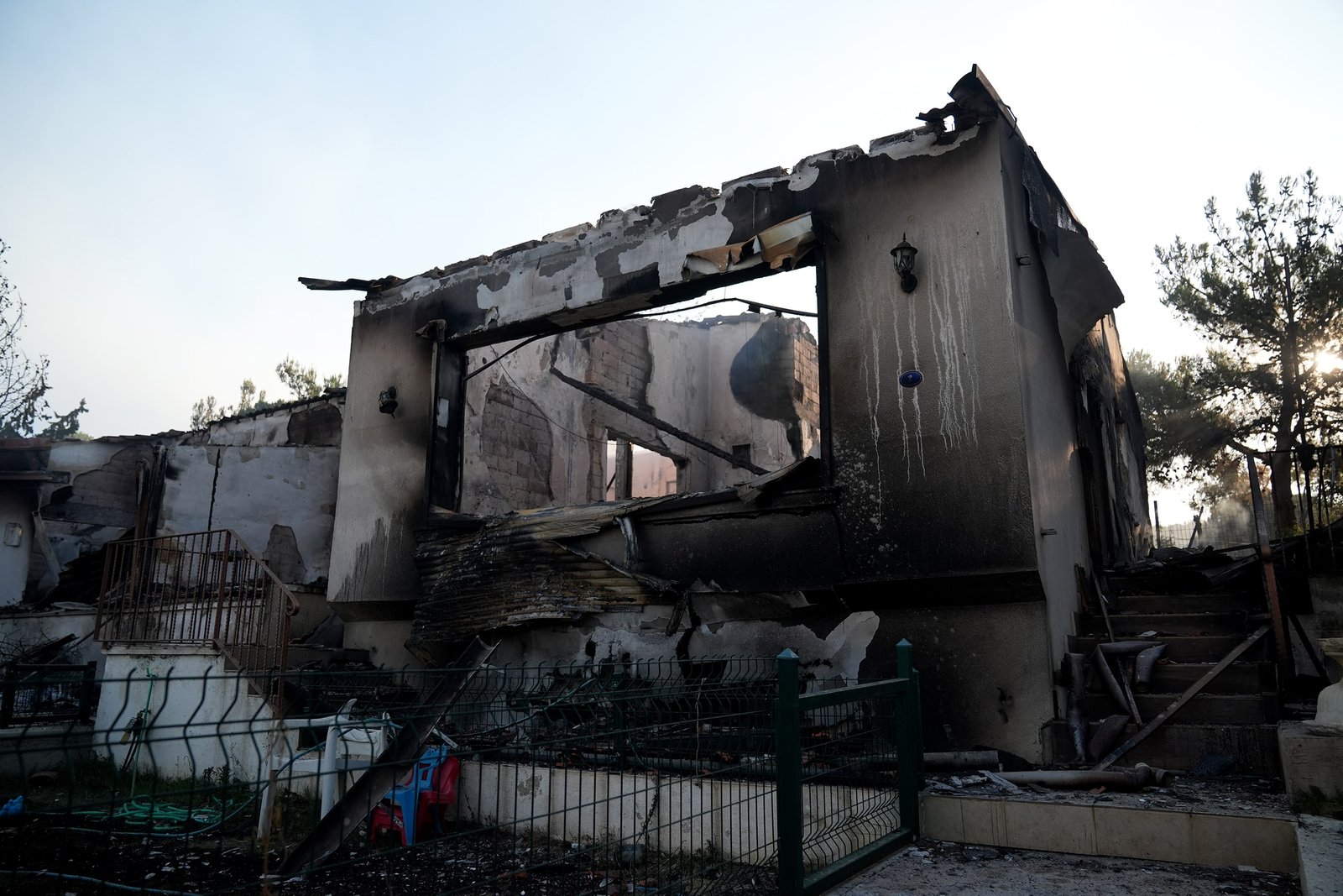 aa-20250630-38424201-38424189-izmir-seferihisardaki-orman-yangininda-345-hanenin-bulundugu-sitedeki-bazi-evler-zarar-gordu-min.jpg
