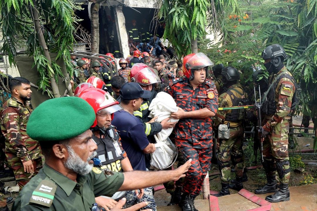 Son dakika | Can kaybı yükseldi! Dünya okul kampüsündeki faciayı konuşuyor: Savaş uçağı düşen Bangladeş ten görüntüler geldi  2