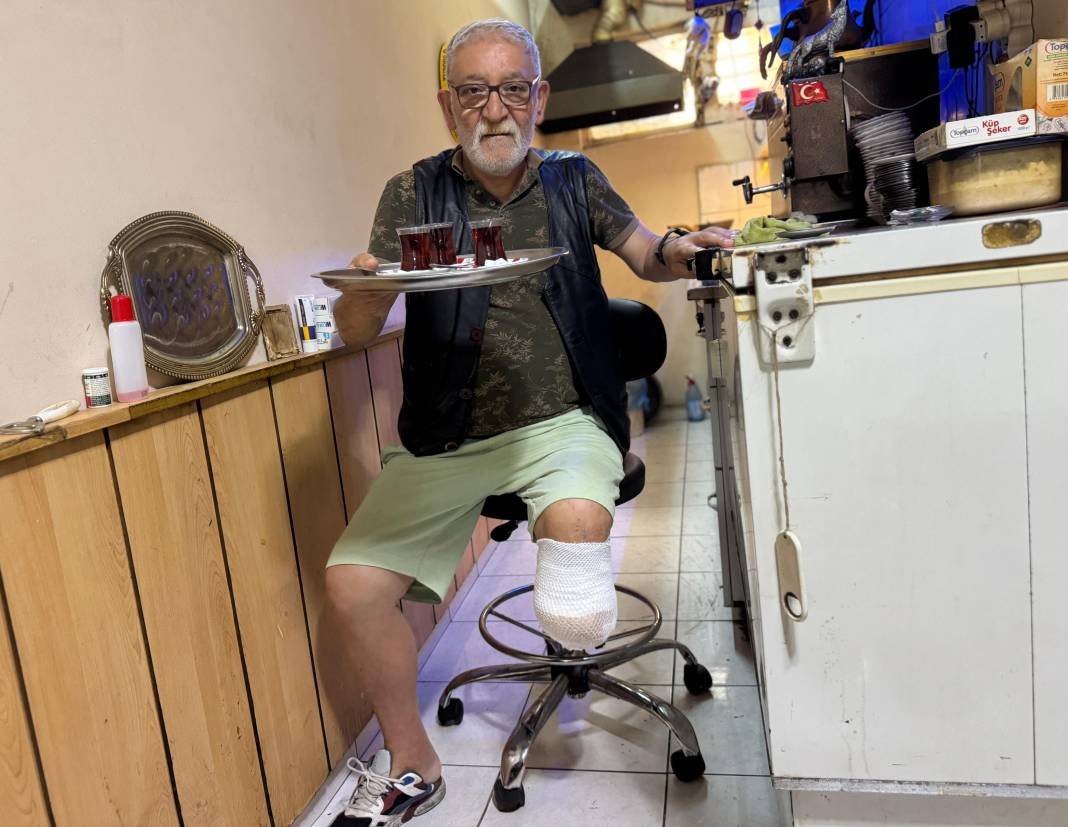 Tek ayakla hayata tutundu! Tekerlekli sandalyeyle çay servisi 9