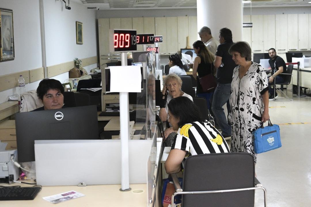 20 bin liradan kaçış kuyruğu! Nüfus müdürlüğünün önünde yoğunluk sokaklara taştı 3