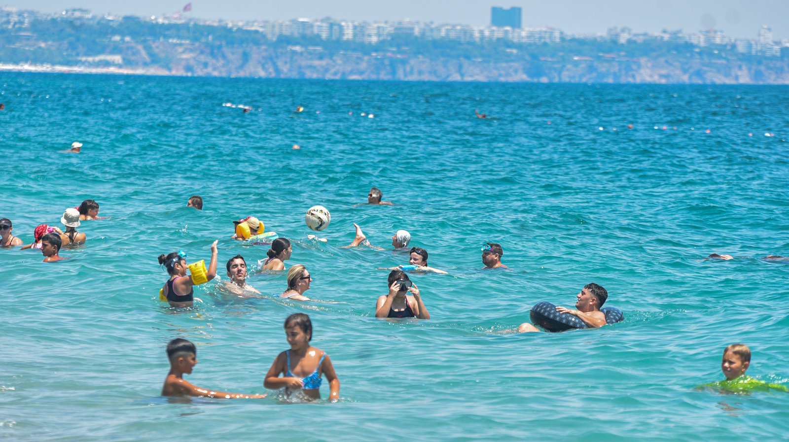 antalyada-40-derece-sicaktan-bunalanlar-830667-246164.jpg