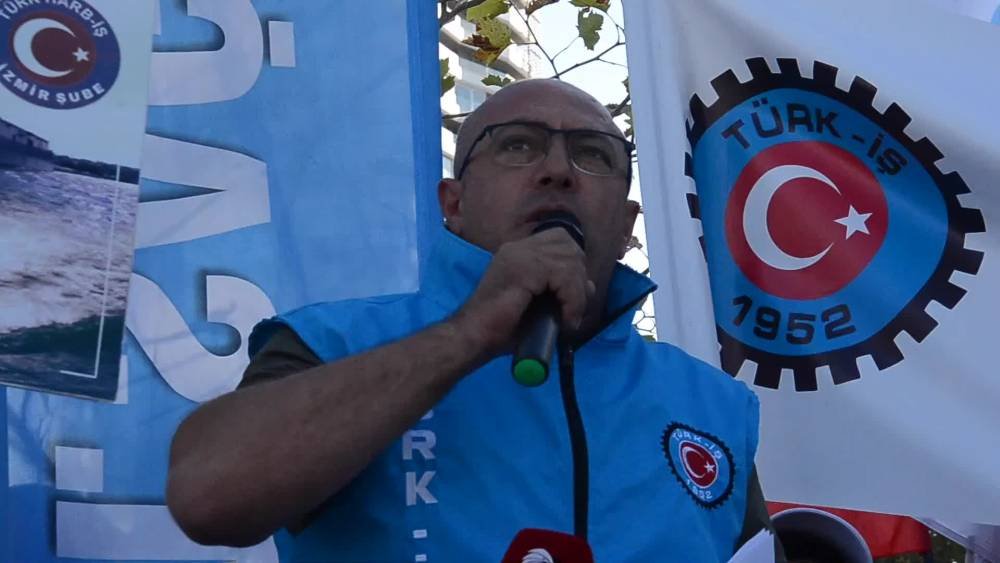 İzmir'de kamu emekçileri AKP İl binası önüne tabut bıraktı