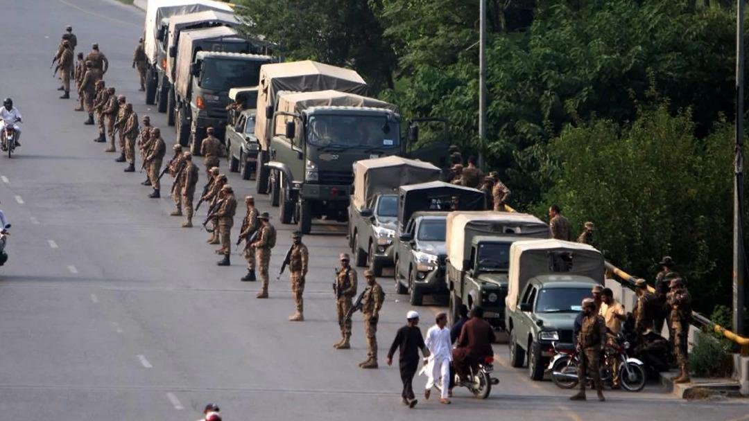 Pakistan da eski Başbakan Khan destekçilerine polis müdahalesi: 300 gözaltı 2