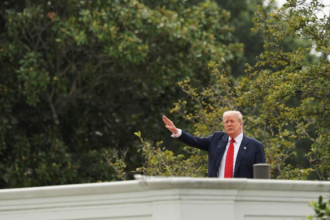 Donald Trump, Beyaz Saray ın çatısına çıktı! O soruya 