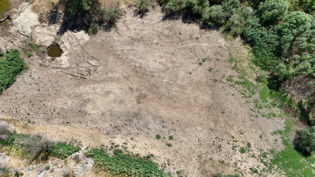 40 dereceyi aşan sıcaklıklar Teke Deresi'ni tamamen kuruttu 3