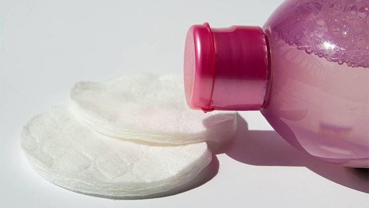 Micellar su artık daha doğal Cildinizi güllerle besleyin, yapması çok basit