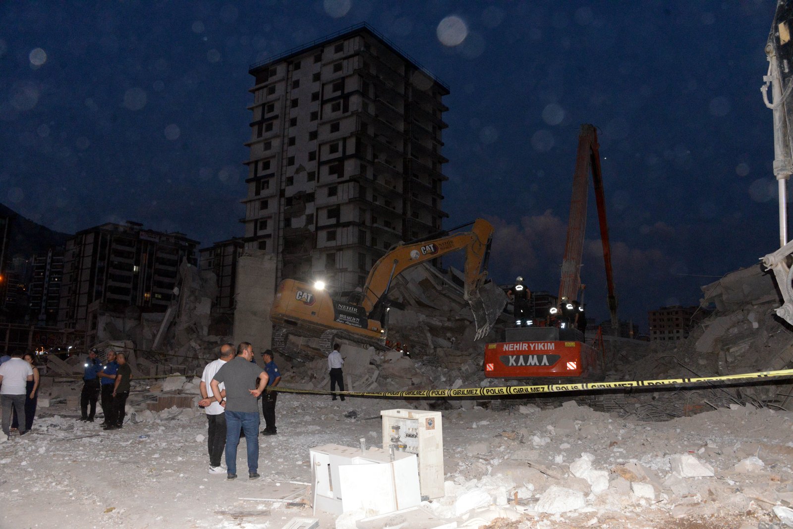 kahramanmaraş'ta ağır hasarlı bina yıkım