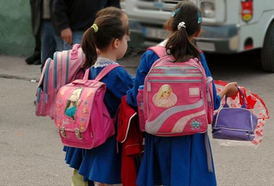 Okul çantası almadan önce bunlara dikkat: Uzmanından velilere kritik uyarılar! Öğrencilerin okul çantası omurgasını tehdit ediyor... 2