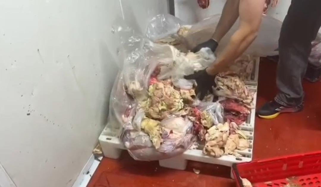 Görüntüler mide bulandırdı: Yakalanmasaydı vatandaşa yedireceklerdi, hepsi tek tek imha edildi! 2