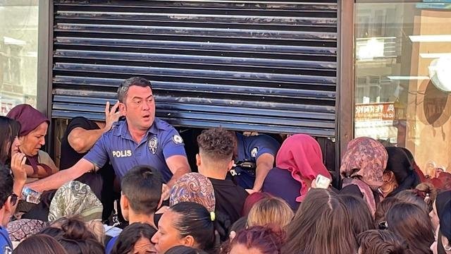 Akın akın geldiler! Sokak trafiğe kapandı... Polisten destek istendi, onlar da ezilme tehlikesi geçirdi 5