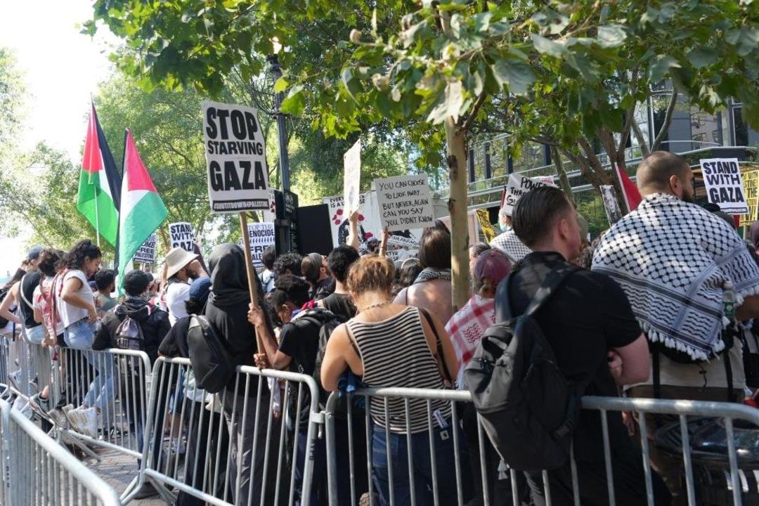 New York'ta binlerce kişi Netanyahu'yu protesto etmek için sokaklara döküldü 2