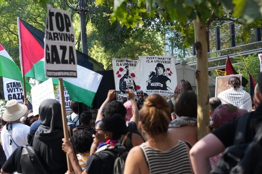 New York'ta binlerce kişi Netanyahu'yu protesto etmek için sokaklara döküldü 3
