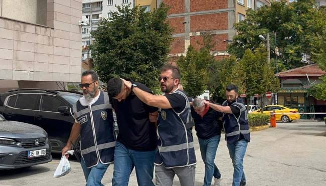 ambulansi-takip-edip-saglik-calisanlari-902350-268105.jpg