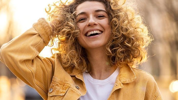 Kabarma ve elektriklenme bitiyor Parlak ve sakin saçların sırrı: Ev yapımı sprey