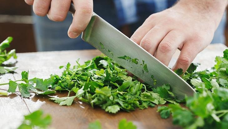 Güneş lekelerinin çözümü demlikte saklıymış Taze maydanozu böyle kullanın Güneş lekelerinin çözümü demlikte saklıymış Taze maydanozu böyle kullanın