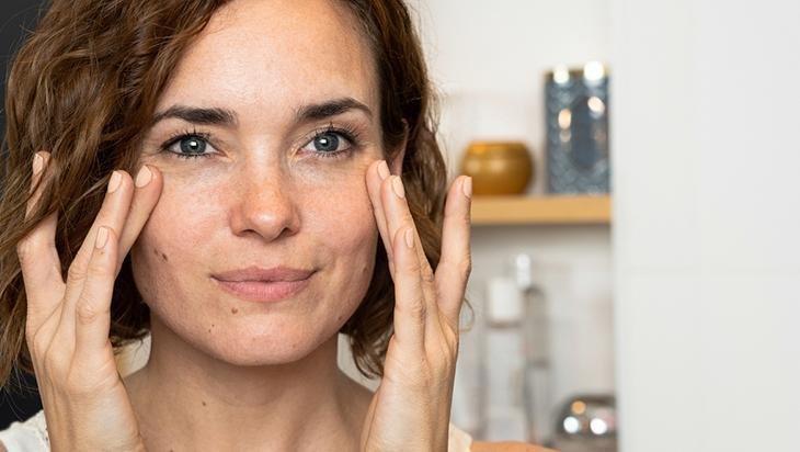 Güneş lekelerinin çözümü demlikte saklıymış Taze maydanozu böyle kullanın Güneş lekelerinin çözümü demlikte saklıymış Taze maydanozu böyle kullanın