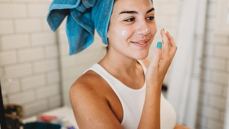 Güneş lekelerinin çözümü demlikte saklıymış Taze maydanozu böyle kullanın Güneş lekelerinin çözümü demlikte saklıymış Taze maydanozu böyle kullanın