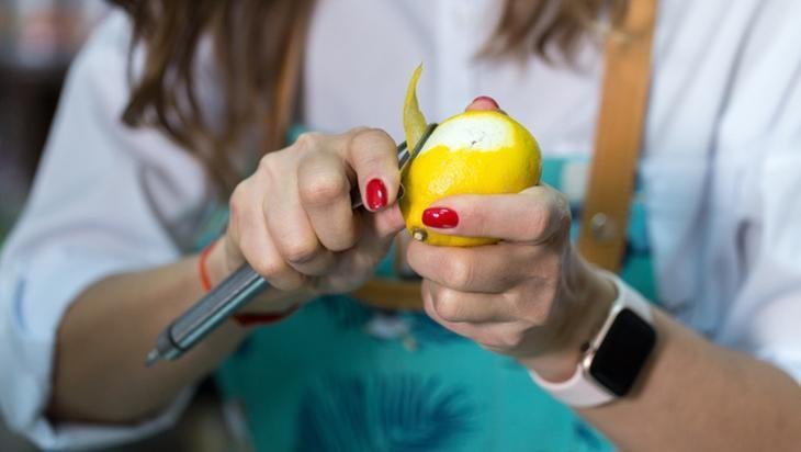 Diz ve dirsek kararmalarına birebir Ölü hücreleri arındırıp ton eşitleyen kabuk Diz ve dirsek kararmalarına birebir Ölü hücreleri arındırıp ton eşitleyen kabuk