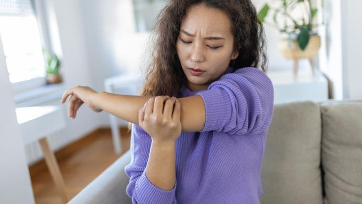 Diz ve dirsek kararmalarına birebir Ölü hücreleri arındırıp ton eşitleyen kabuk Diz ve dirsek kararmalarına birebir Ölü hücreleri arındırıp ton eşitleyen kabuk