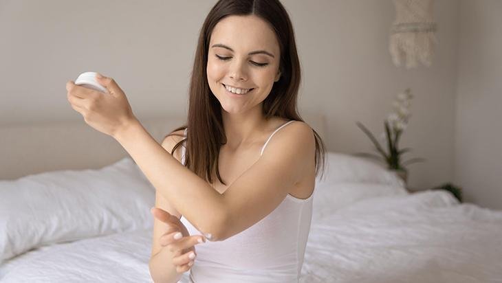 Diz ve dirsek kararmalarına birebir Ölü hücreleri arındırıp ton eşitleyen kabuk Diz ve dirsek kararmalarına birebir Ölü hücreleri arındırıp ton eşitleyen kabuk