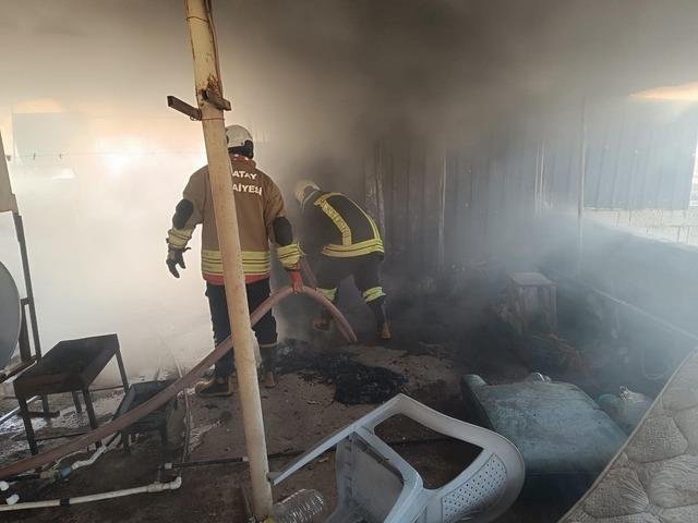 Kırıkhan’da evin çatı katı alevlere teslim oldu 2