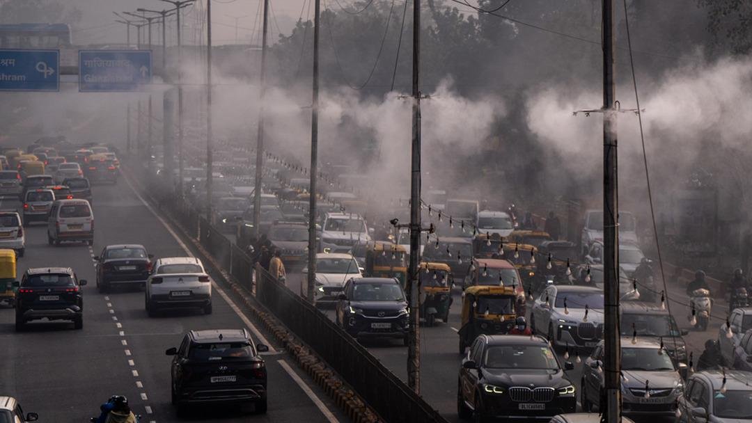 Hindistan’ın başkenti Yeni Delhi’de hava kirliliği tehlikeli seviyeye yaklaştı 2