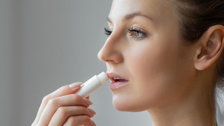 Kendi dudak yağınızı hazırlayın Yumuşatıp bebek gibi yapan formül