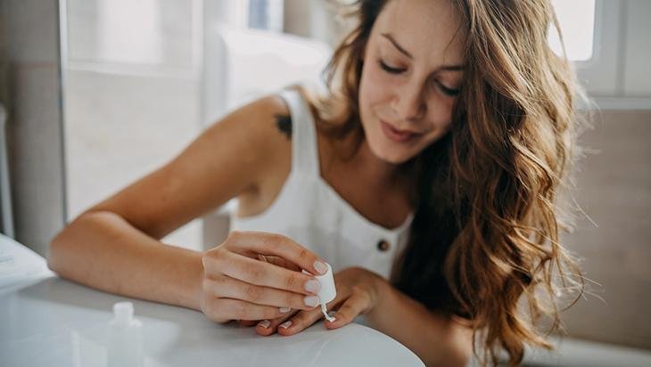 Tırnakları güçlendirip etleri nemlendiriyor 4 malzemeli basit karışım Tırnakları güçlendirip etleri nemlendiriyor 4 malzemeli basit karışım