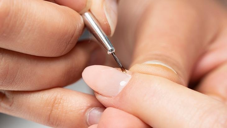 Tırnakları güçlendirip etleri nemlendiriyor 4 malzemeli basit karışım Tırnakları güçlendirip etleri nemlendiriyor 4 malzemeli basit karışım