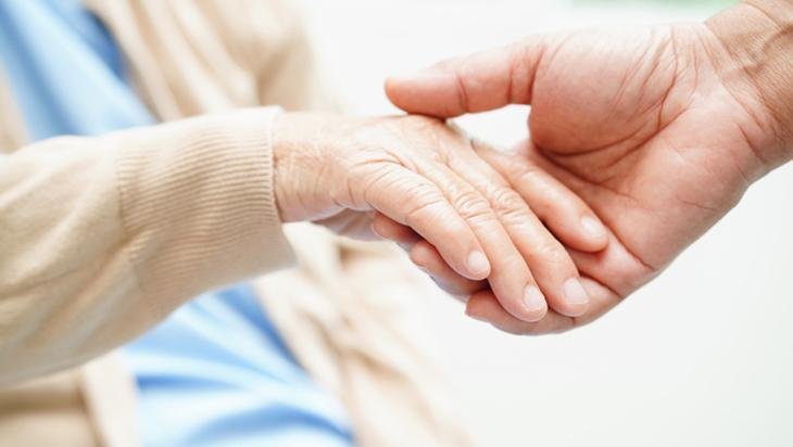 Tırnakları güçlendirip etleri nemlendiriyor 4 malzemeli basit karışım Tırnakları güçlendirip etleri nemlendiriyor 4 malzemeli basit karışım